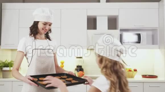 漂亮的女人和她的小女儿在做饼干视频的预览图