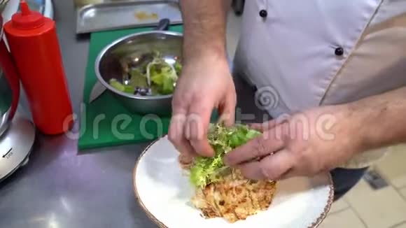 厨师准备沙拉手放生菜叶视频的预览图