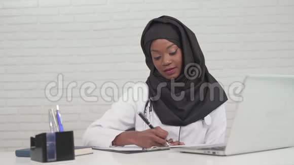 女医生在办公室写笔记视频的预览图