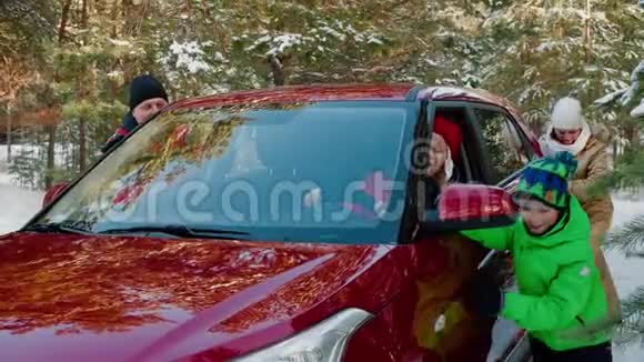一家人在冬季森林里和女司机推红车视频的预览图