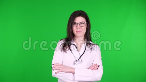 年轻快乐的女医生戴眼镜的外科医生穿着白色的医疗制服和听诊器的画像视频的预览图
