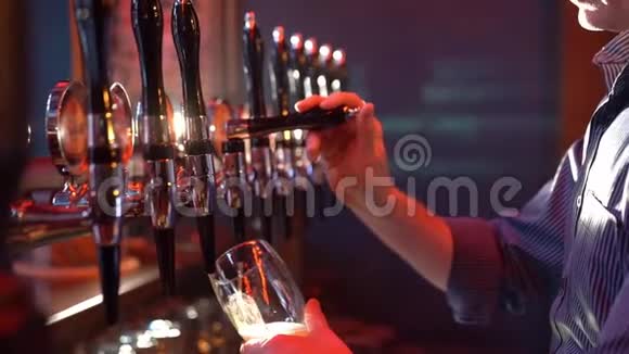 在酒吧里把啤酒从桶里倒入玻璃杯视频的预览图
