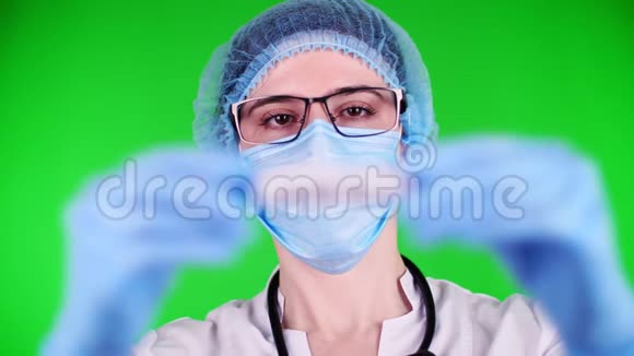 绿色背景特写医生他的手在蓝色的医疗手套持有试管与铭文样本医生视频的预览图