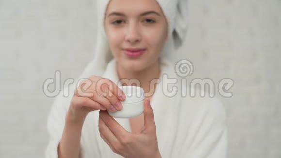 女人用毛巾把奶油涂在脸上视频的预览图