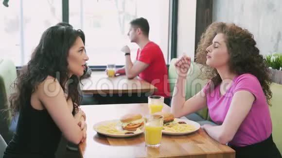 两个女朋友在咖啡馆聊天视频的预览图