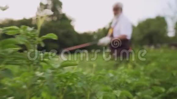 农民穿着防护服在马铃薯上喷洒农药视频的预览图
