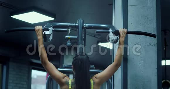 女性健美运动员在健身房的训练视频的预览图