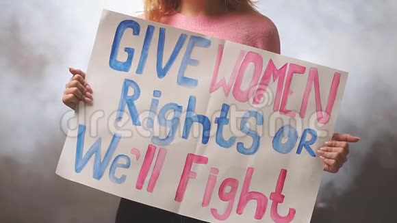 年轻的白种人女权主义者在海报上刻有争取妇女权利的字样视频的预览图