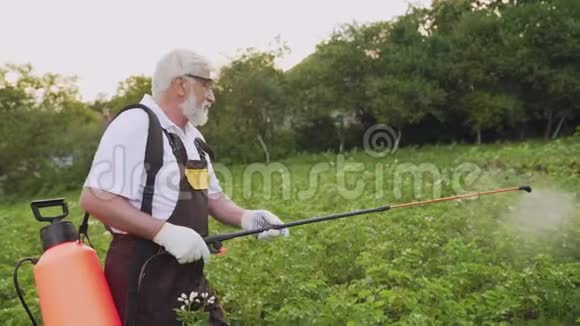 农夫用电喷雾器喷洒土豆视频的预览图