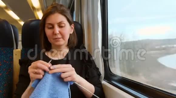 年轻女子正在织毛衣坐火车去欧洲视频的预览图