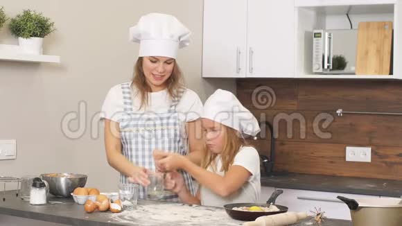 和妈妈一起在厨房享受烘焙烹饪时间视频的预览图