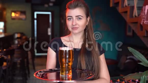 一个女服务员拿着一个装满玻璃啤酒的托盘视频的预览图
