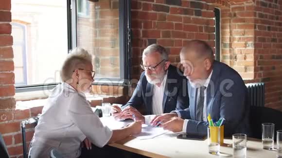 三个老商业伙伴在新项目上合作视频的预览图
