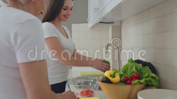 年轻微笑的女人洗胡椒视频的预览图