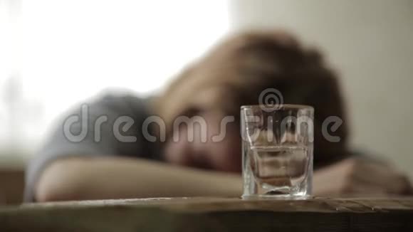 悲伤孤独的女人在酒吧里喝酒女性酗酒情绪不稳定和社会紧张视频的预览图