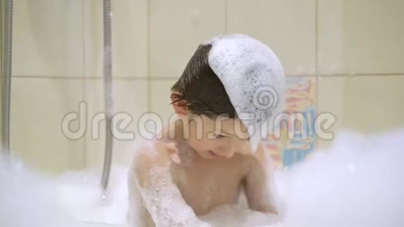 孩子在泡澡视频的预览图