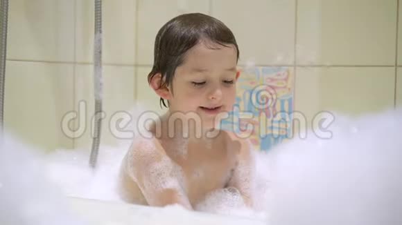 孩子在泡澡视频的预览图