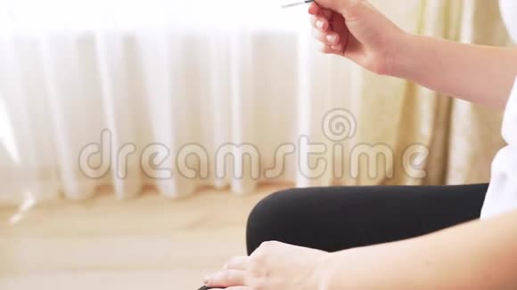 兴奋的女人看到怀孕测试结果视频的预览图