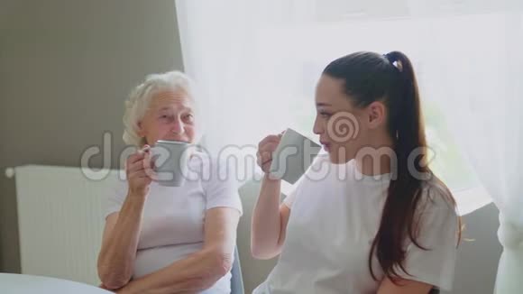 年长的女人和孙女说话视频的预览图