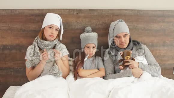 生病的家人一起在家生病的妻子丈夫和孩子一起躺在床上视频的预览图