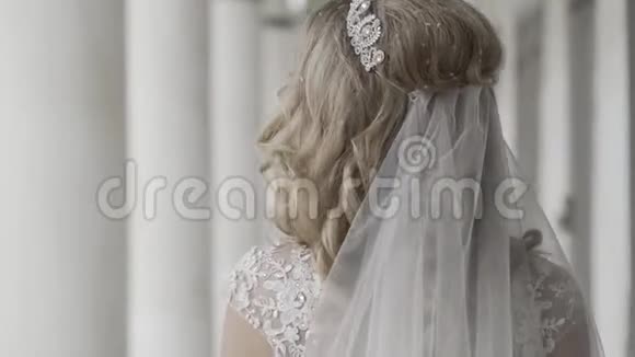 金发新娘走在柱子之间视频的预览图