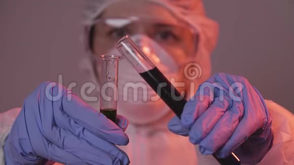 受保护的科学家在实验室里倒液体研究和科学概念视频的预览图