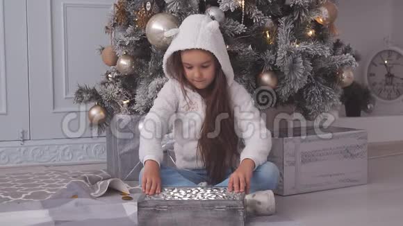 年轻女孩打开圣诞礼物时露出了惊讶的表情视频的预览图