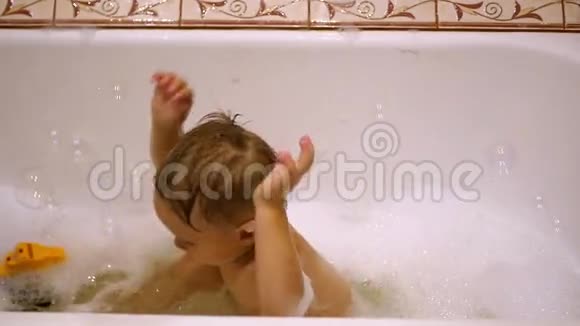 一个孩子在浴缸里玩肥皂泡视频的预览图