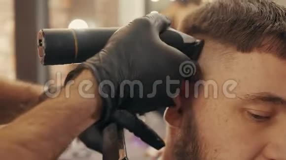 剪发师剪发给留胡子的客户视频的预览图