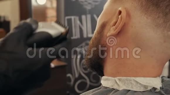 客户理发师修剪胡须的近景视频的预览图