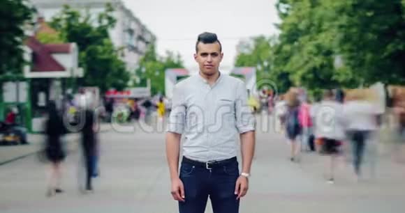 长得好看的年轻阿拉伯人严肃的面孔独自站在街上视频的预览图