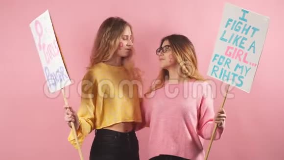 两个苗条的女权主义者在粉色背景下被孤立视频的预览图