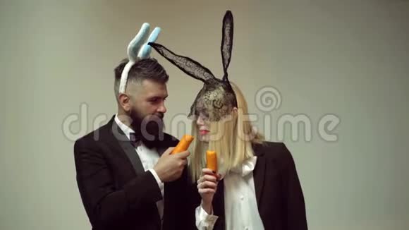 有趣的一对兔子吃胡萝卜兔子耳朵概念与兔子夫妇活泼的复活节夫妇视频的预览图