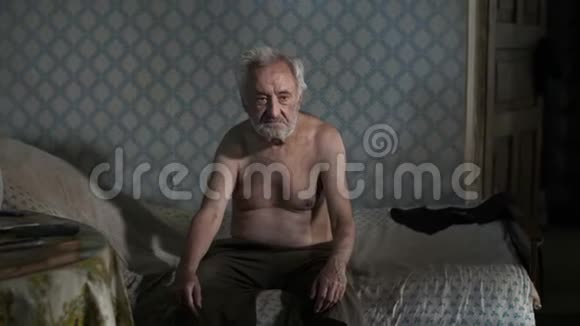 乞丐坐在床上视频的预览图