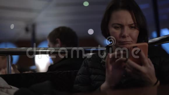 女人坐在渡口咖啡馆里用电话上网冲浪视频的预览图