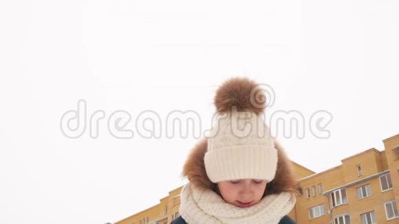 悲伤的小女孩站在街上俯视冬天视频的预览图