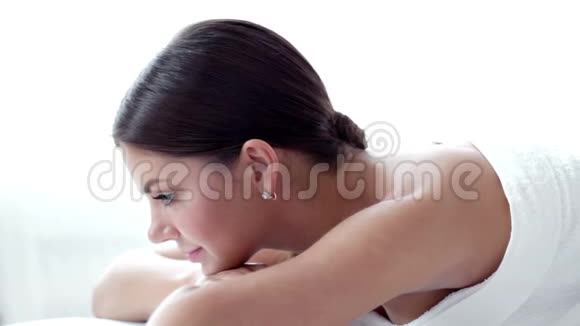 女模特躺在水疗中心视频的预览图