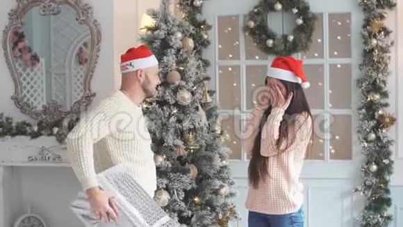 漂亮的女孩在圣诞节收到礼物视频的预览图
