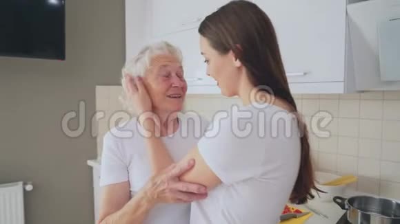 女人抚摸和拥抱祖母视频的预览图