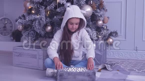 小女孩打开圣诞礼物慢动作视频的预览图