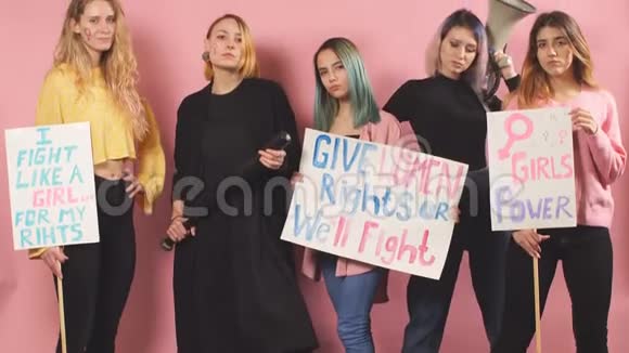 自信的妇女争取妇女权利的肖像张贴海报视频的预览图