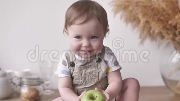 可爱的小孩微笑画像小孩笑着大绿苹果视频的预览图