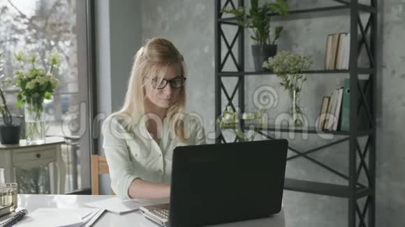 成功的创业年轻的快乐女孩企业家小企业主在花店的笔记本电脑工作视频的预览图