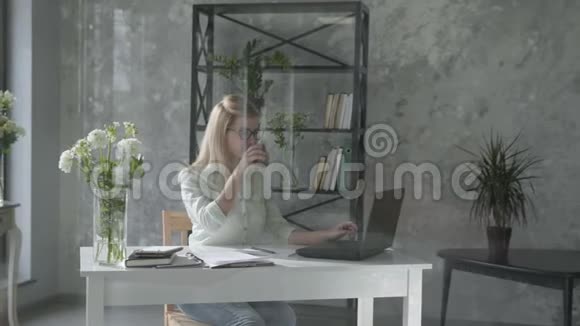 远程银行一个精力充沛的瘦女人一个企业家在办公室工作坐在桌旁手提电脑女商人视频的预览图