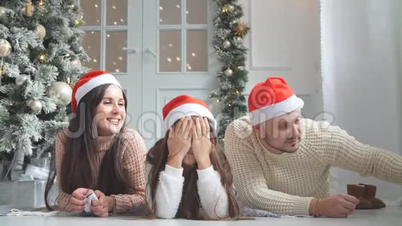 可爱的女孩收到了圣诞节的礼物尴尬地和父母打了他们视频的预览图