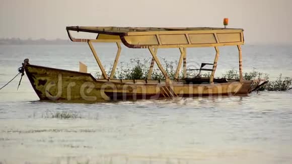 一艘船停泊在喀土穆索诺特森林的白尼罗河东岸视频的预览图