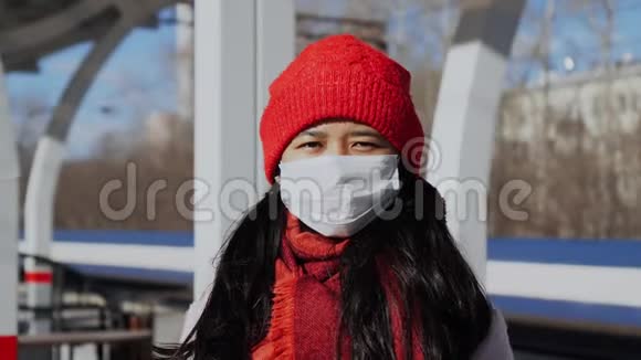 亚洲女孩戴防护面罩冠状病毒防疫视频的预览图