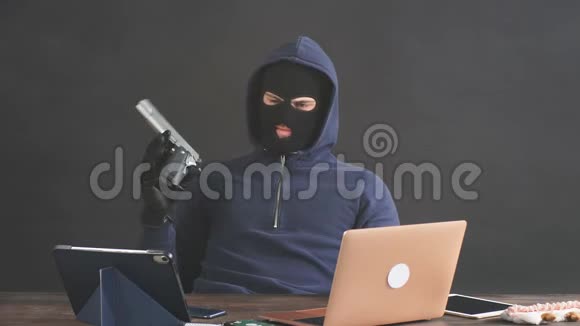 黑客传播电脑病毒或从银行卡上偷钱视频的预览图