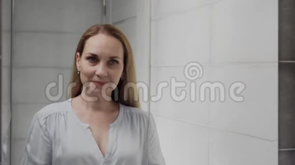 在浴室镜子前的白人成年女性洗脸护肤健康视频的预览图