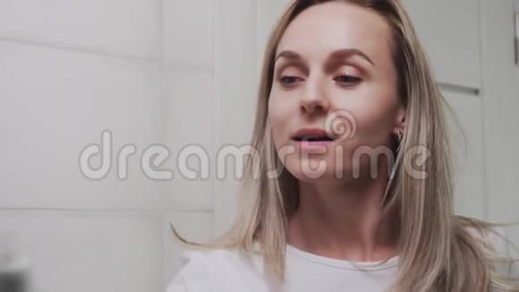 贴身女人用水喷淋皮肤补水视频的预览图